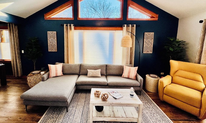 Twin Lakes House | Cozy Getaway by the Laken