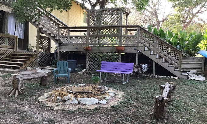 Clifton Apartment | Cozy getaway in Lake Whitney! Private deck with hot tub and kayaks available