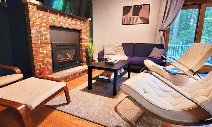 Mount Pocono House | Cozy Getaway! King Bed, Gas Fireplace, BBQ Grill, Fire Pit & Games!
