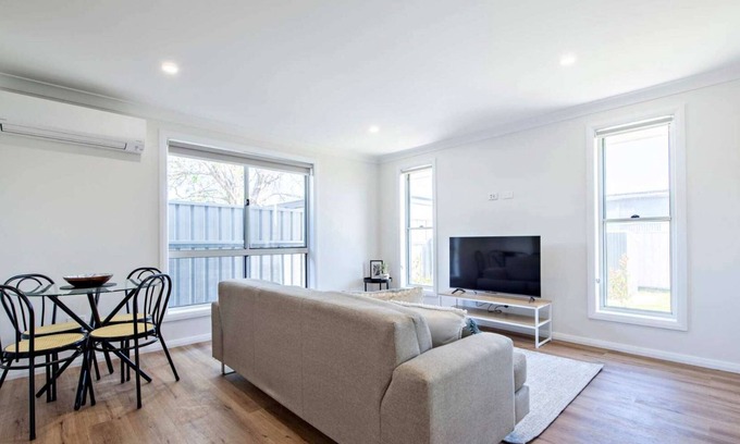 Dubbo House | Cozy Getaway - Modern, Garden View, Located close by to Orana Outdoor Show