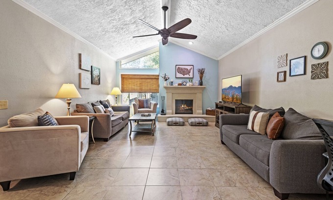 Houston House | Cozy Getaway near IAH Airport
