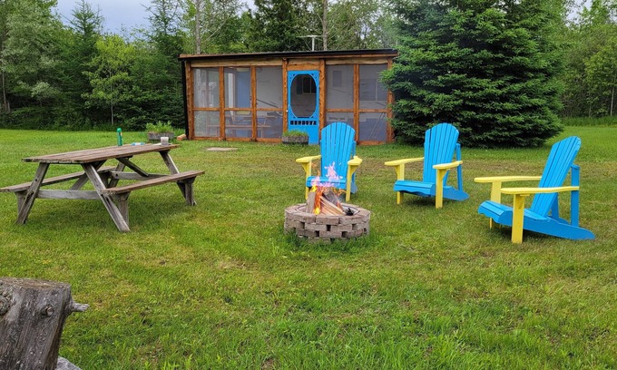 Durham Region Cabin | Cozy getaway only 1 hr from Toronto, on a small private lake.