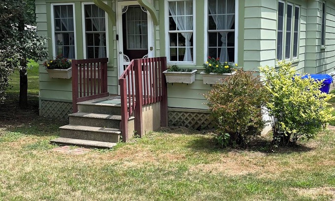 Racine Cottage | Cozy getaway. Peaceful. 5 min to Historic Harmony. Fireplace. Pet friendly.