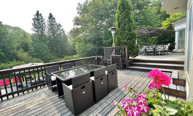 King Cottage | Cozy Getaway: Stunning Cottage- 6 Beds and 4 Baths