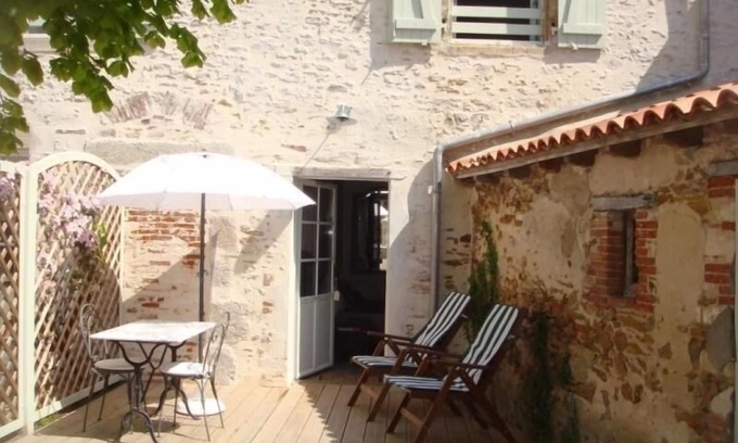 Talmont-Saint-Hilaire Cottage | Cozy Gîte with Terrace, Bikes & WiFi - Near Thalassotherapy & Balneotherapy Destinations