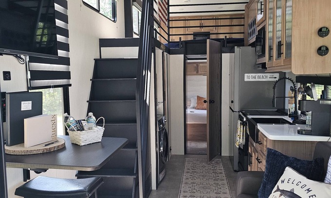 Kurtz RV Rental | Cozy glamper with scenic pond in Brownstown Indiana