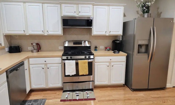 Houston House | Cozy Glen Abbey retreat-sleeps-6