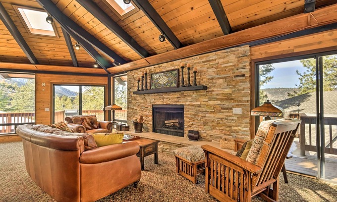 Pine Mountain Club Cabin | Cozy 'Grand Woodland' Cabin w/Mountain Views
