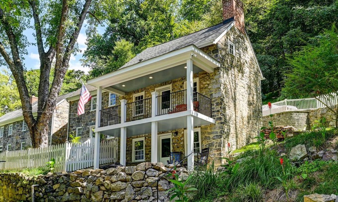 Ellicott City House | Cozy granite home in walking distance to Old Ellicott City
