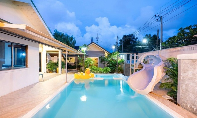 Central Pattaya Villa | Cozy gray garden