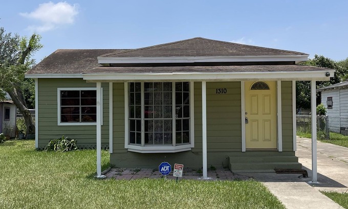 Harlingen House | Cozy Green Heaven!