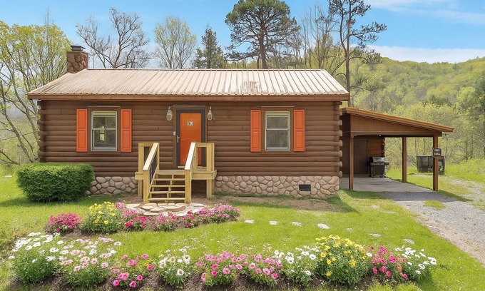 Pittman Center Cabin | Cozy Greenbrier Woods Cabin: 2 Bedrooms with Stunning Mountain Views in Serene Gatlinburg!
