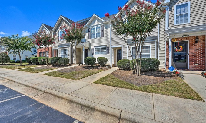Greensboro House | Cozy Greensboro Townhome ~ 7 Mi to UNC Campus