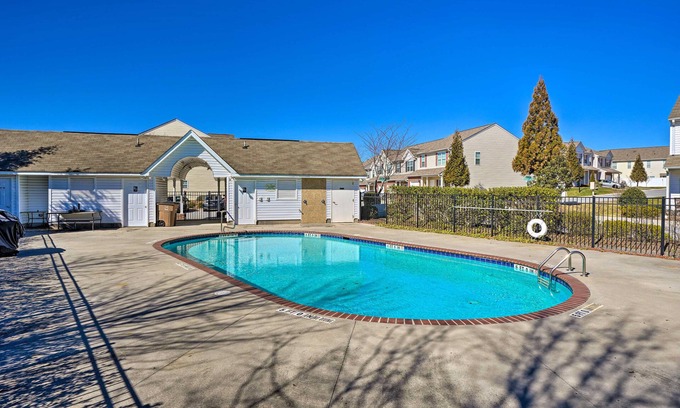 Greensboro House | Cozy Greensboro Townhome w/Community Pool & Grill