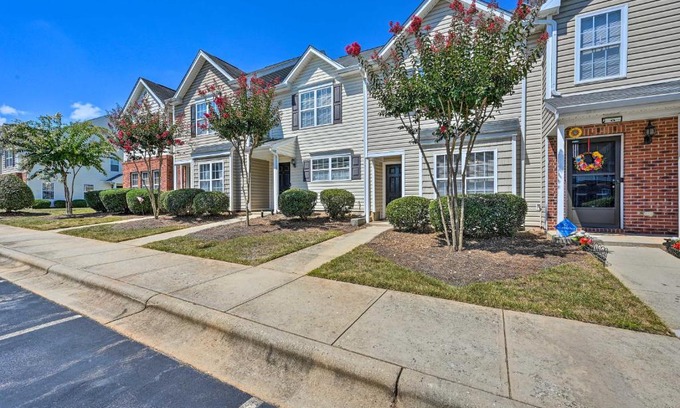 Greensboro House | Cozy Greensboro Townhome about 7 Mi to UNC Campus