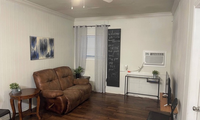 College Station Apartment | Cozy guest house 5min away from A&M. Fully equiped.