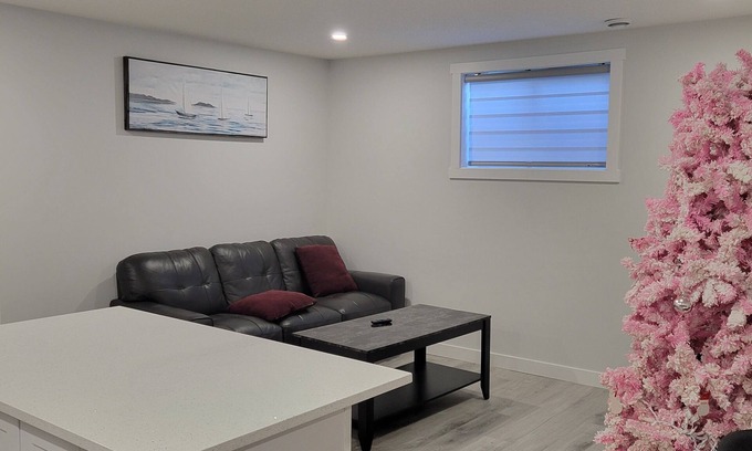 Airdrie Apartment | Cozy Guest suite in Airdrie 2 Queen beds