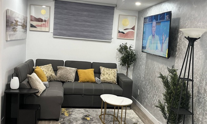 Leduc House | Cozy Guest Suite in Leduc AB|11 mins to YEG Airport|Netflix| Cable| Free Parking