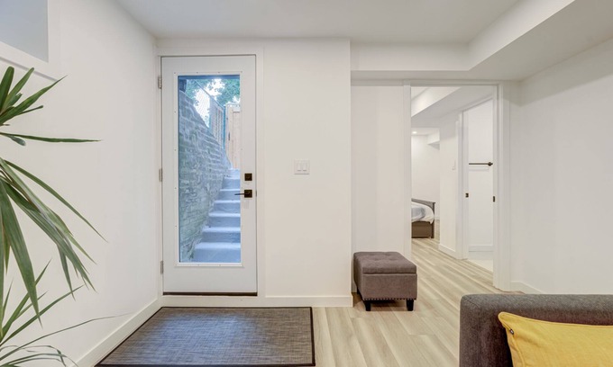 Greenwood - Coxwell Apartment | Cozy Guest Suite in Leslieville