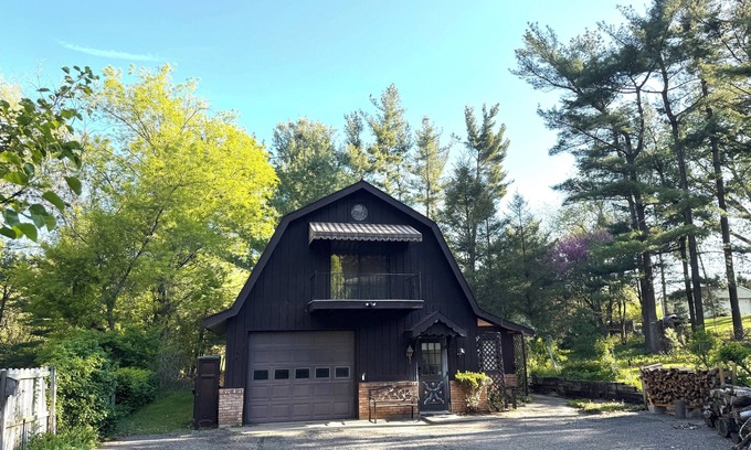South Bend House | Cozy Guesthouse 10 minutes from Notre Dame Stadium