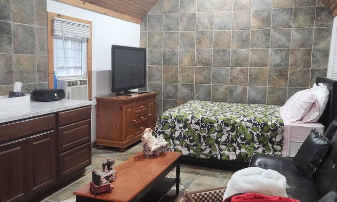 Granite House | Cozy Guesthouse in Woodstock, MD