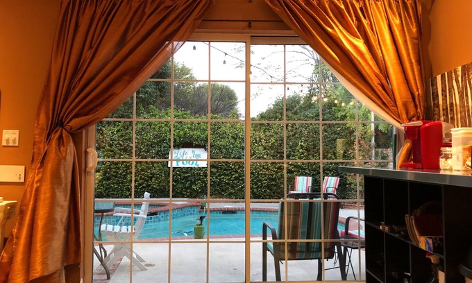 Newhall House | Cozy Guesthouse w heated jacuzzi, firepit & pool - Santa Clarita