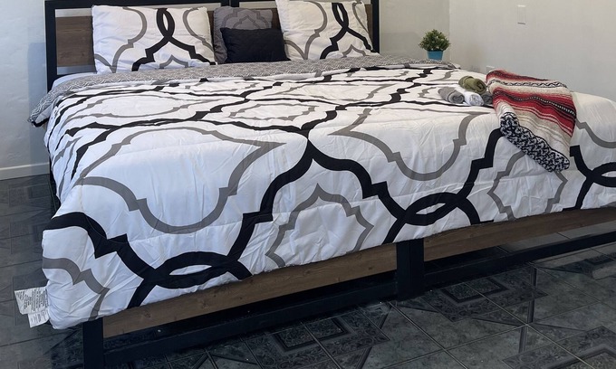 Riverside House | Cozy Guesthouse with king bed in Riverside!