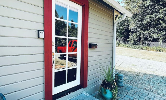 Fort Lewis Apartment | Cozy Guesthouse with WIFI, quiet and secure location w/1hr drive to Mt. Rainer