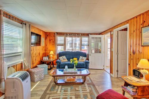 Hampton House | Cozy Hampton Cottage - Walk to Beaches and Marina!