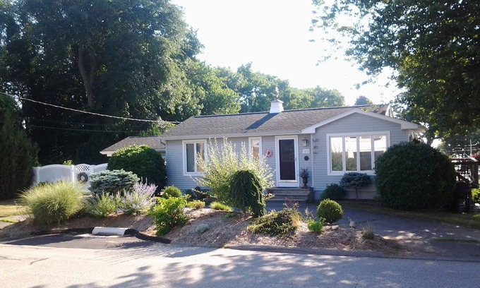Niantic House | Cozy, happy, art-filled beach house available July 25th until August 8th, 2025