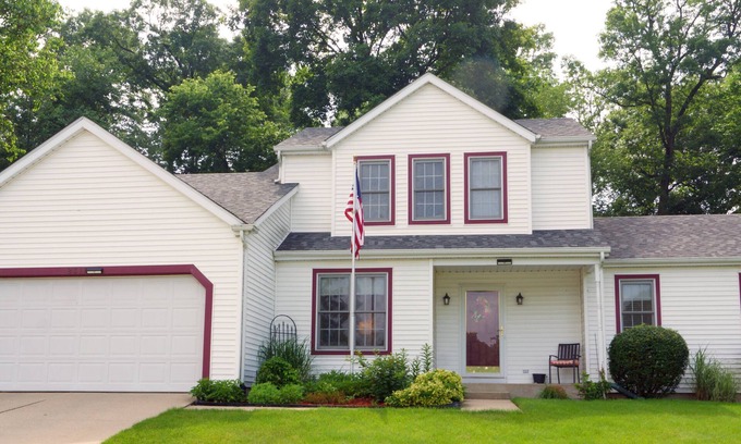 South Bend House | Cozy haven near ND - 4 Bedroom Getaway!