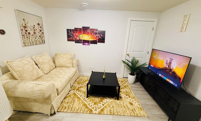 Southwest Calgary House | Cozy Haven – Your Peaceful & Stylish Retreat, where Comfort meets Tranquility!