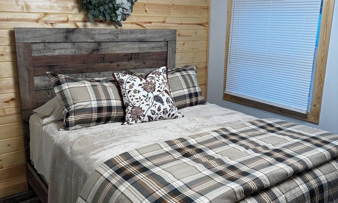 Waters Cabin | Cozy Heart Lake Cabin Gaylord MI
