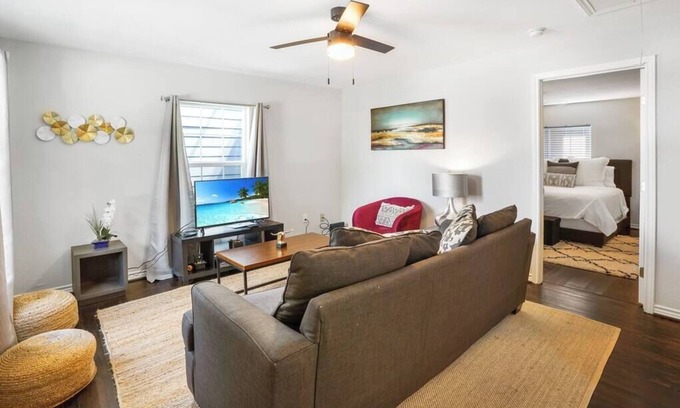Houston Heights House | Cozy Heights 2 BD Bungalow Conveniently Walkable!