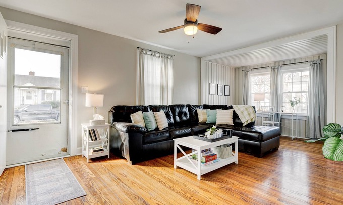 Henderson House | Cozy Henderson House Close to Downtown Henderson