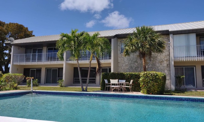 Bahamia West Condo | Cozy Hideaway — 10min walk to the best beach in Freeport Bahamas!