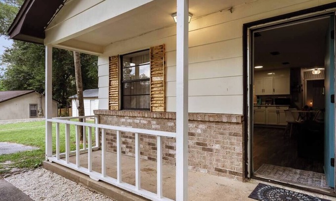 West Pensacola House | "Cozy Hideaway", fire pit, bbq, kid & dog friendly