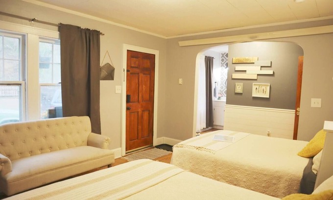 Deadwood Apartment | Cozy hideaway on Main, Farmhouse Unit