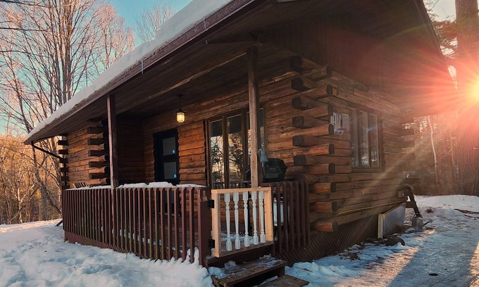 Hastings Highlands Cabin | Cozy Hilltop Cabin - 10 minutes to Bancroft