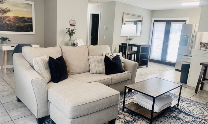 Paris House | Cozy & Hip 2-bedroom home - 5 min from Downtown
