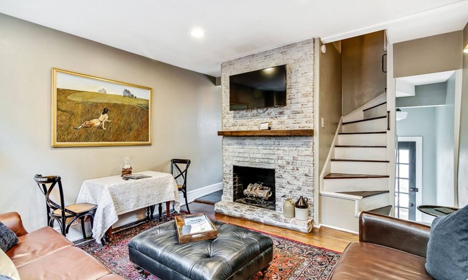 Washington Square West House | Cozy & Historic Gem: Free Parking+ Patio -Sleeps 6