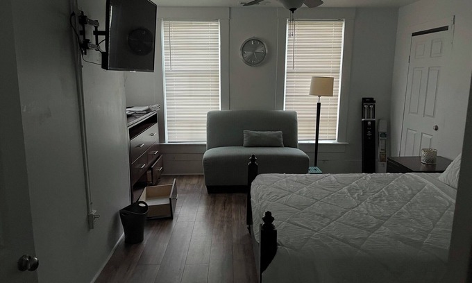 Birmingham House | Cozy Historic Getaway