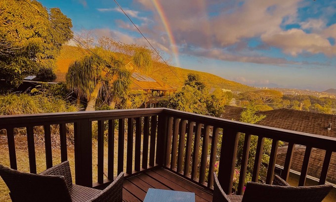 Manoa House | Cozy historic home in Manoa Valley, view of Diamond Head, walk to UH