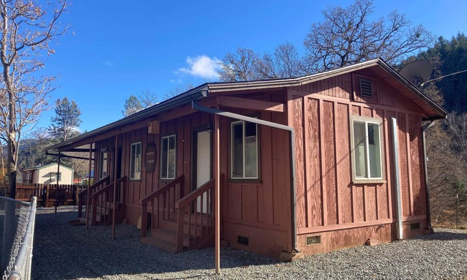 Douglas City House | Cozy historic Mining Cabin in Douglas City close to the Trinity River