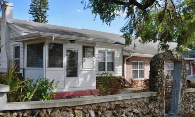 Polk City Cottage | Cozy Historical Cottage