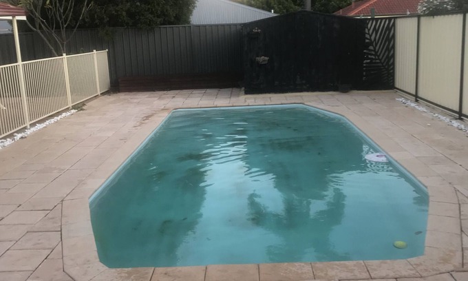 Redcliffe House | Cozy Holiday Home - Close to airport - Large outdoor pool