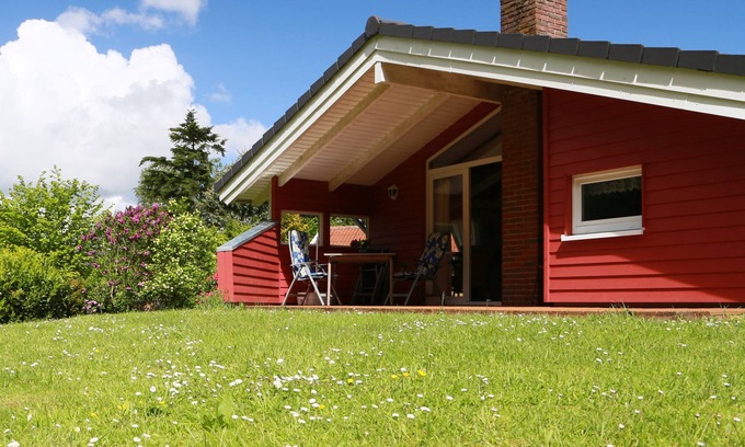 Falkenburg House | Cozy holiday home with a large fenced plot and free WiFi