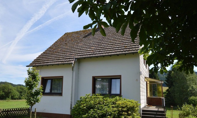 Wallenborn House | Cozy Holiday Home in Wallenborn with Garden