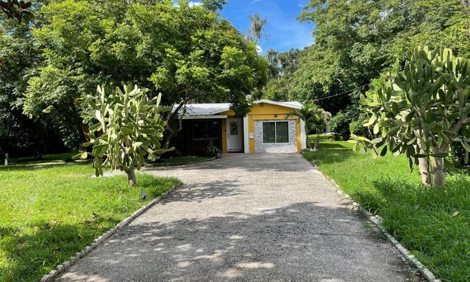 Thonotosassa House | Cozy holiday Home near all things Tampa Bay!