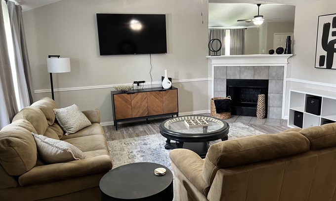 South Arlington House | Cozy Hollyberry! With backyard getaway!
